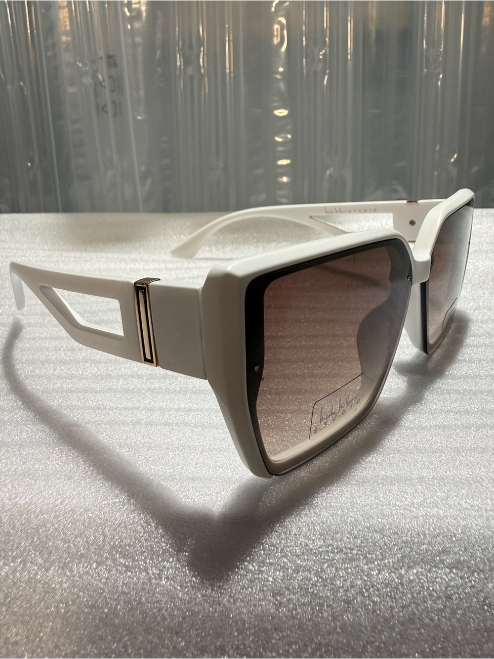 New Nicole Miller Women’s Oversized White Square Sunglasses Brown Gradient